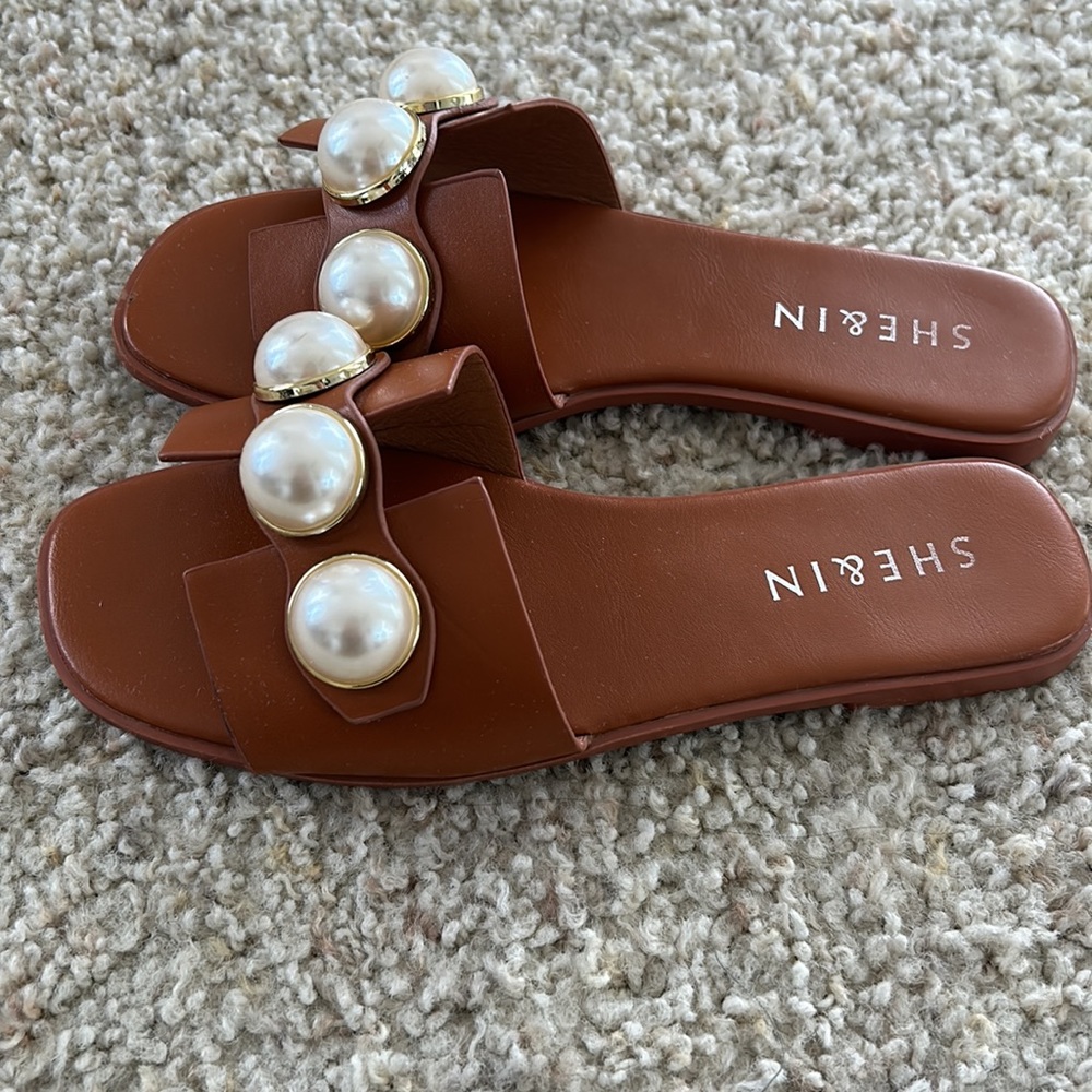 Woman’s Slides - Picture 4 of 6